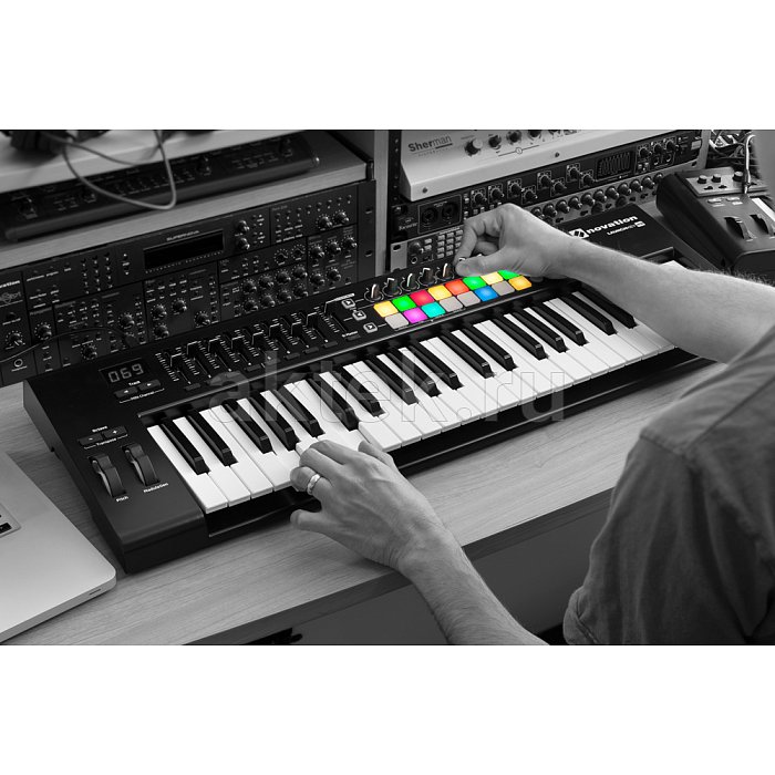 MIDI клавиатура NOVATION Launchkey 49 MK2 4