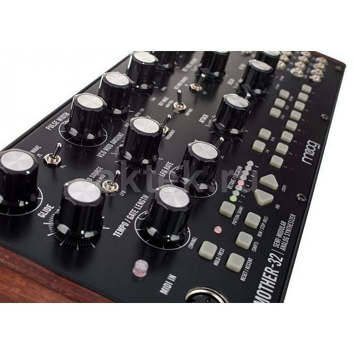 Синтезатор Moog Mother-32 8