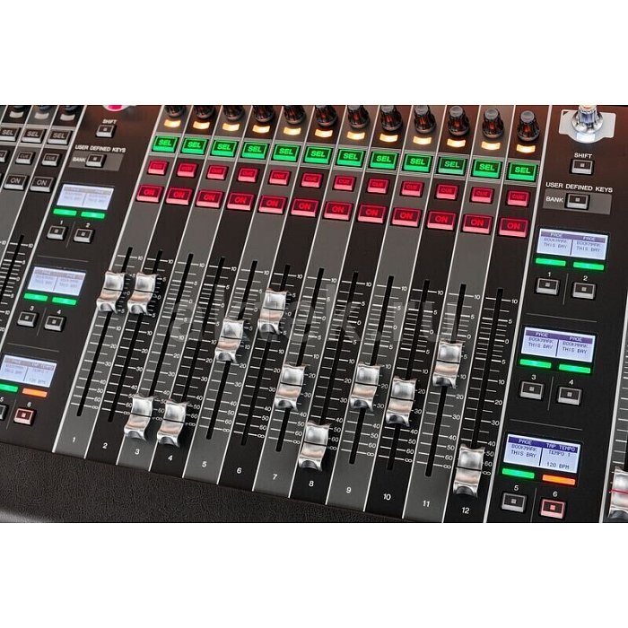 Цифровой микшер Yamaha DM7 Digital Mixing Console 4