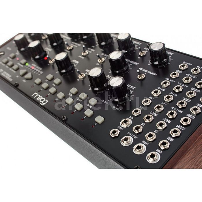 Синтезатор Moog Mother-32 7