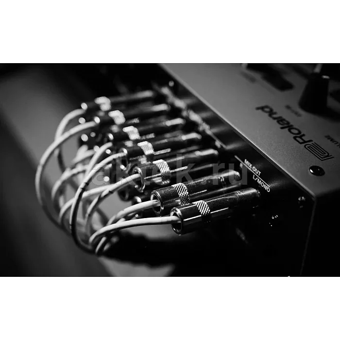 Драм-машина Roland TR-1000 8