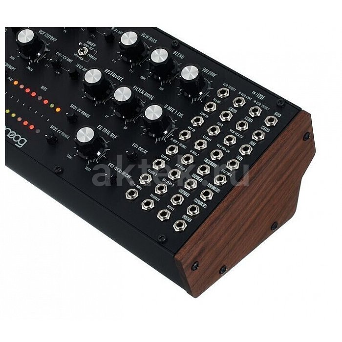 Синтезатор Moog Labyrinth 9