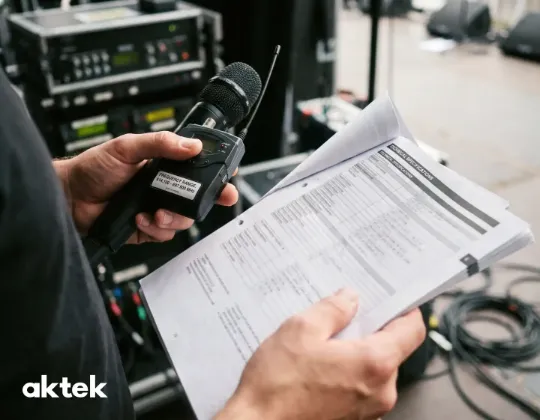 человек сверяет диапазон на передатчике с инструкцией