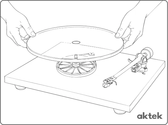 Руки снимают платтер с проигрывателя&nbsp;Rega Planar 2&nbsp;