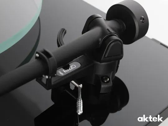 Тонарм RB220 на Rega Planar 2 с противовесом и регулировкой антискейтинга