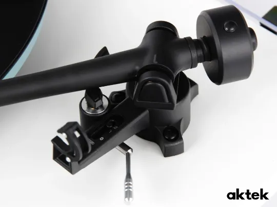 Тонарм RB220 на Rega Planar 2 с противовесом и регулировкой антискейтинга