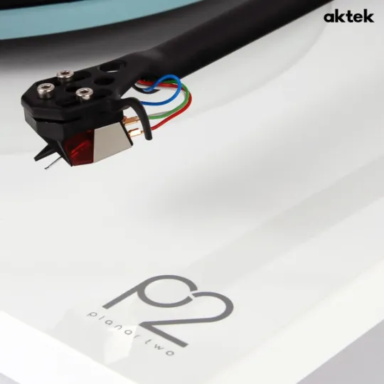Глянцевое покрытие корпуса Rega Planar 2 High Gloss White