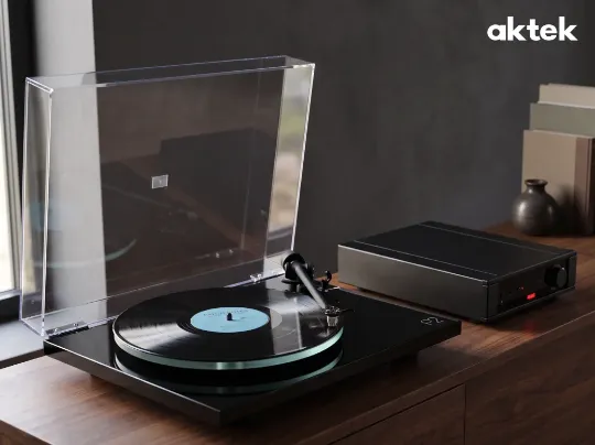 Rega Planar 2 Gloss Black и интегральный стереоусилитель REGA BRIO MK7 в интерьере