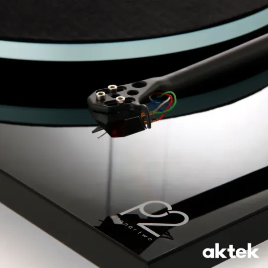 Глянцевое покрытие корпуса Rega Planar 2 High Gloss Black